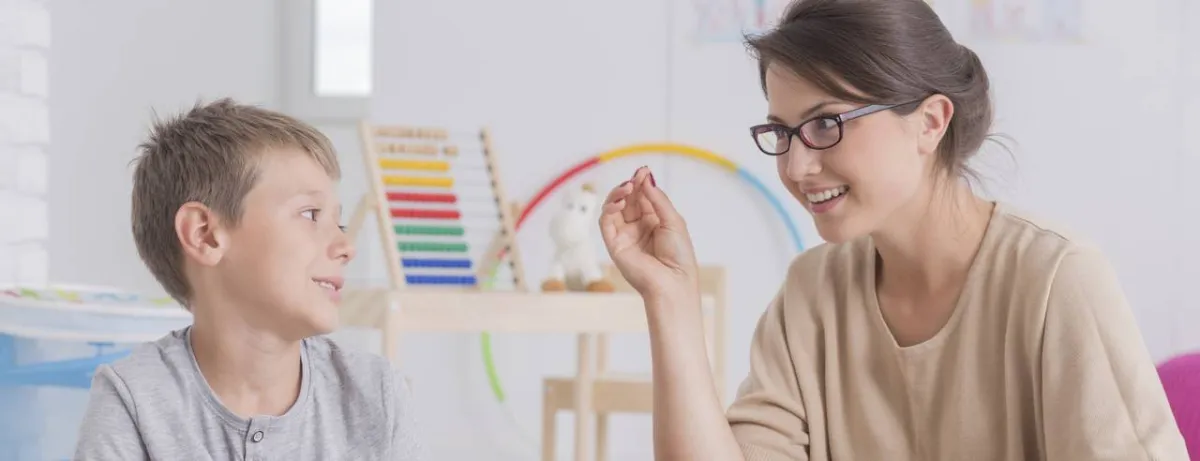 صورة لطفل مع معلمة النطق