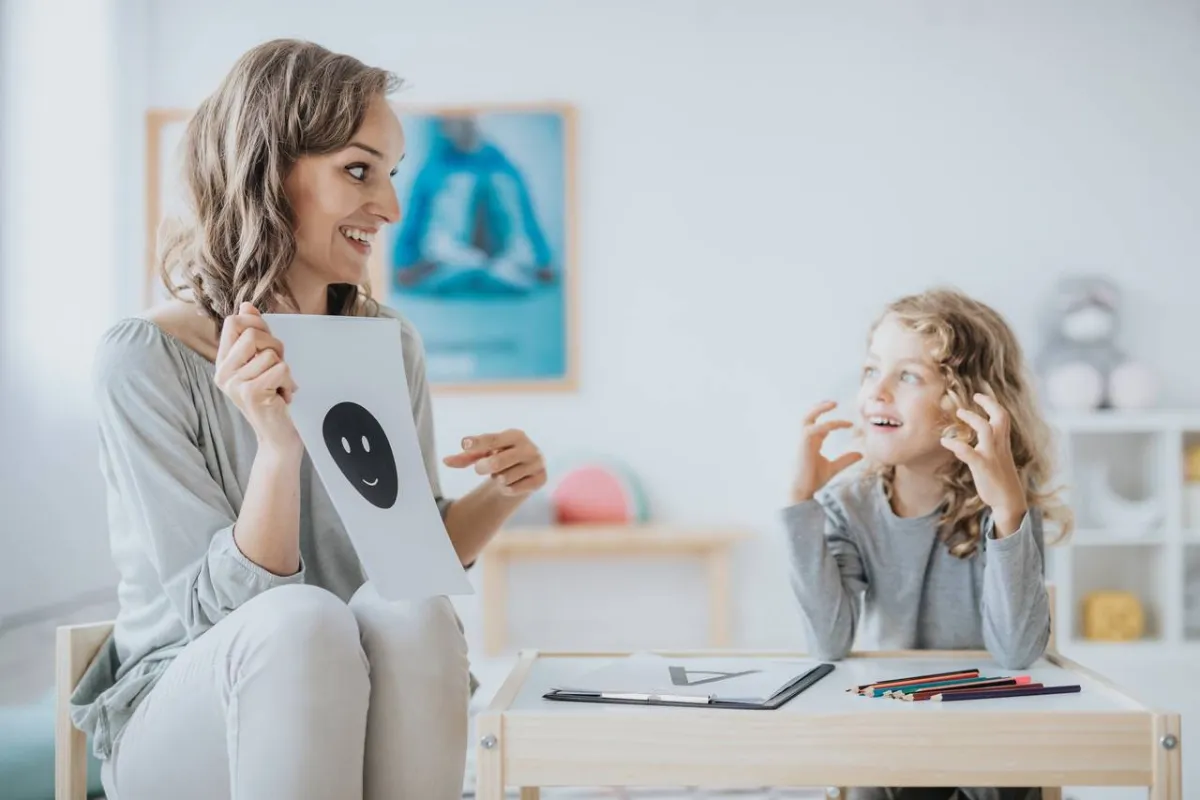 صورة لطفلة مع معلمة النطق