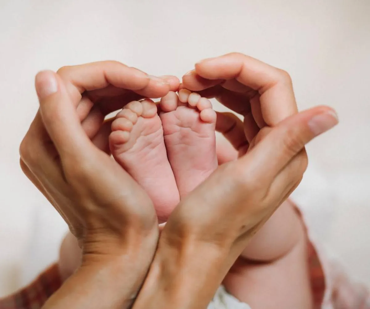 صورة تعبيرية عن العناية بالمولود