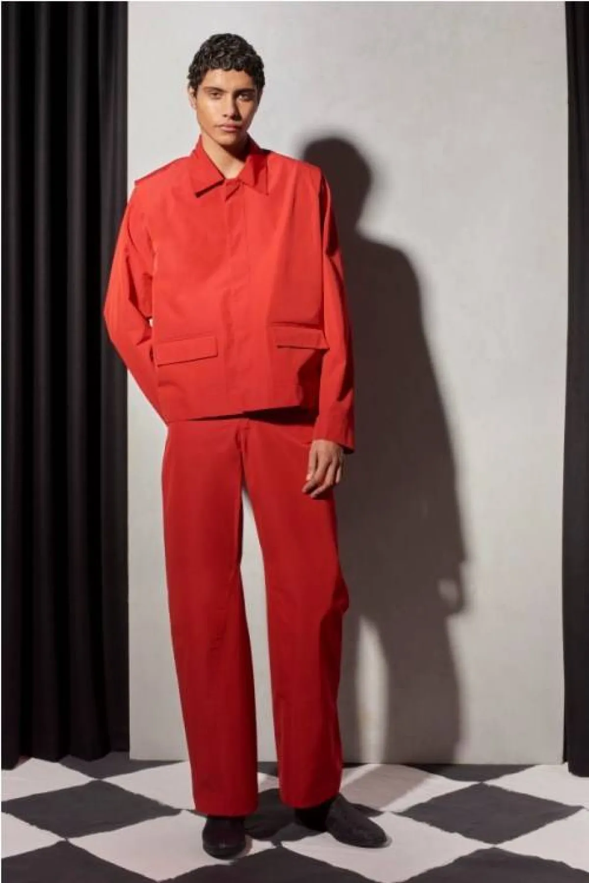 إطلالة مونوكروم باللون الأحمر من بيانكا سوندرز  Bianca Saunders