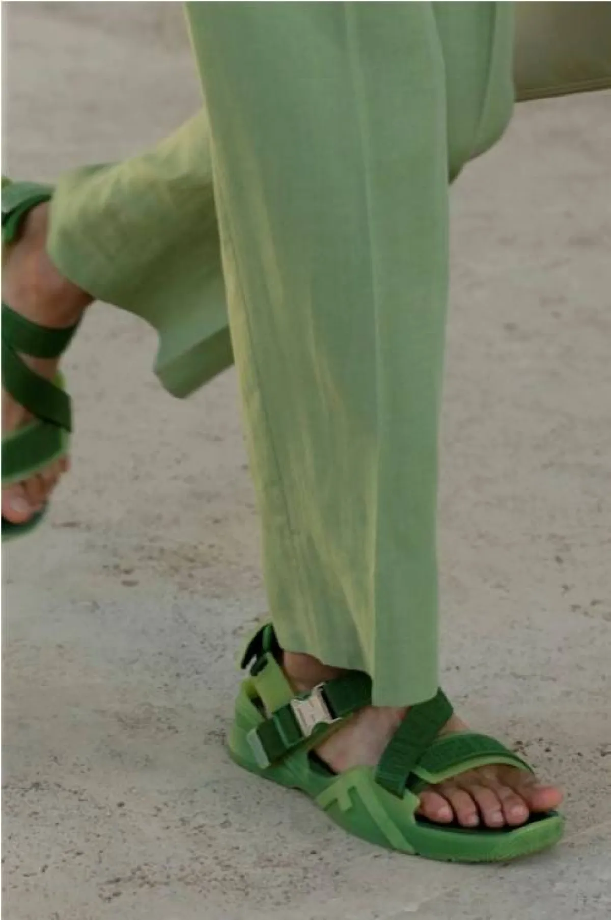 حذاء مفتوح من فندي  Fendi