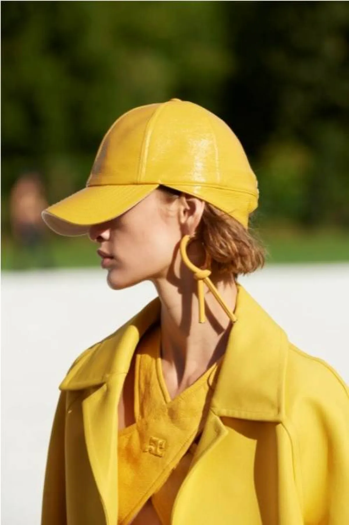 قبعة رأس باللون الأصفر من كوريج  Courreges