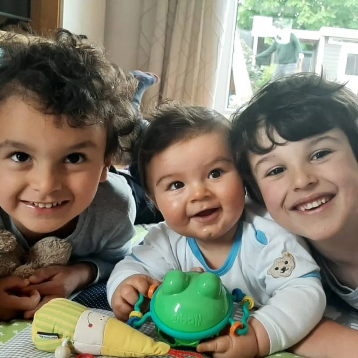 صورة لثلاثة أطفال