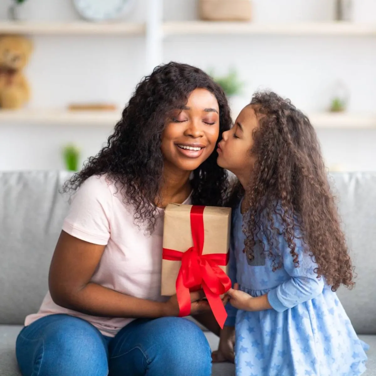 صورة تعبر عن التعاطف بين الأم وطفلتها