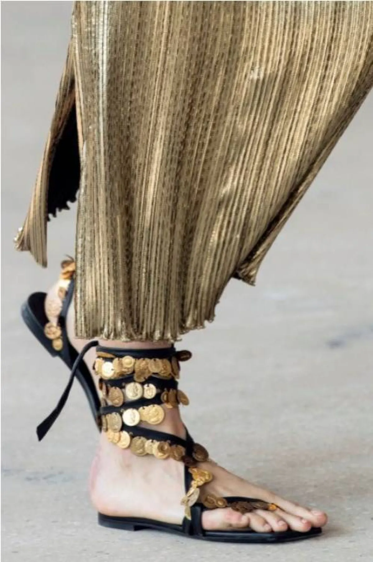 صندل مع سوار معدني على الكاحل من التوزارا  Altuzarra