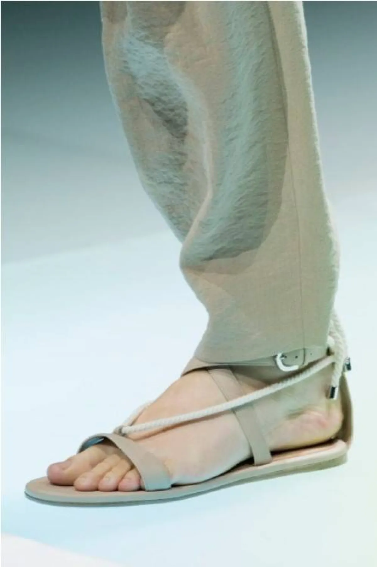 صندل مسطّح من امبوريو أرماني  Emporio Armani