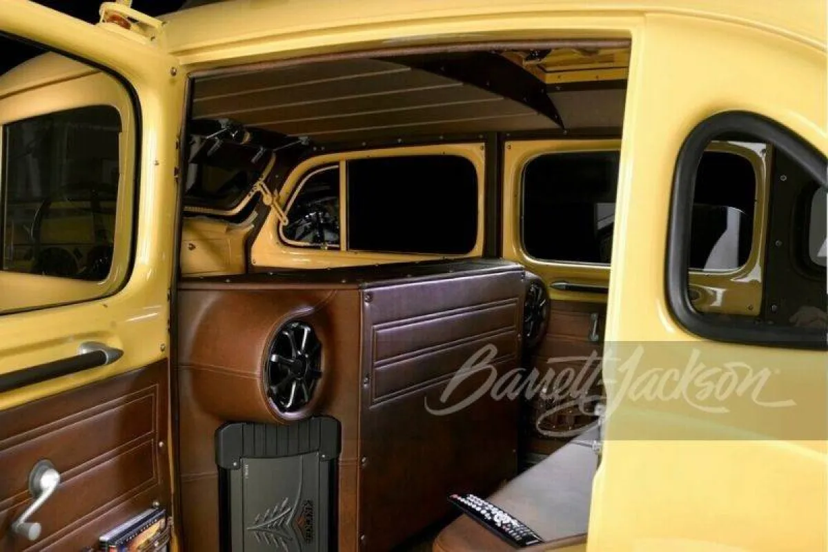 أغرب سيارة من فولفو للبيع في مزاد علني