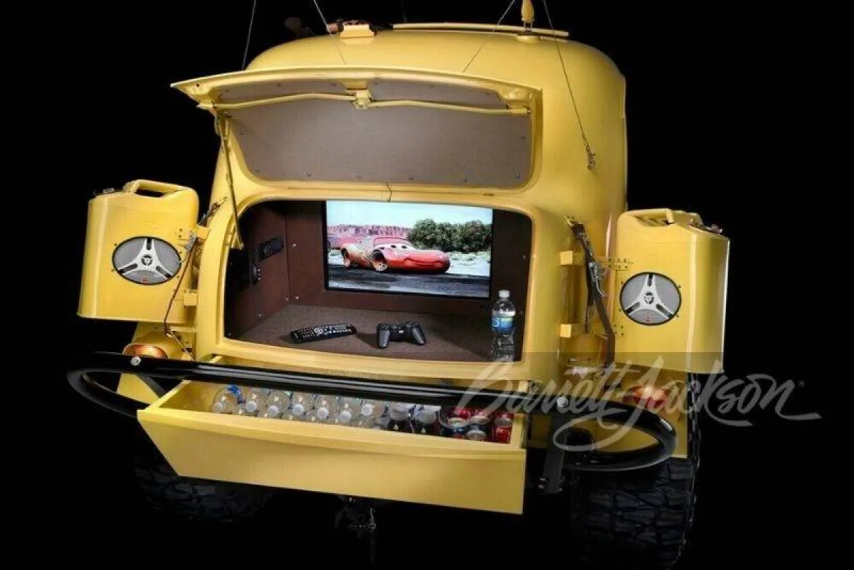 أغرب سيارة من فولفو للبيع في مزاد علني