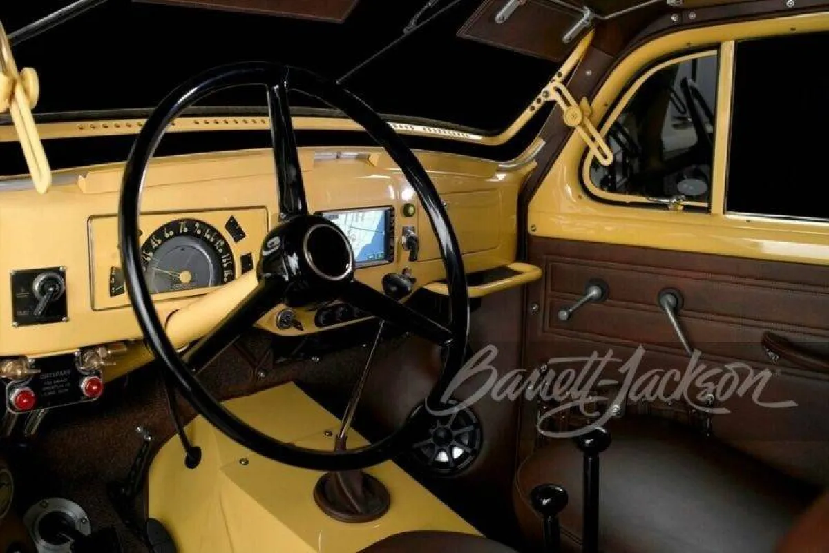 أغرب سيارة من فولفو للبيع في مزاد علني