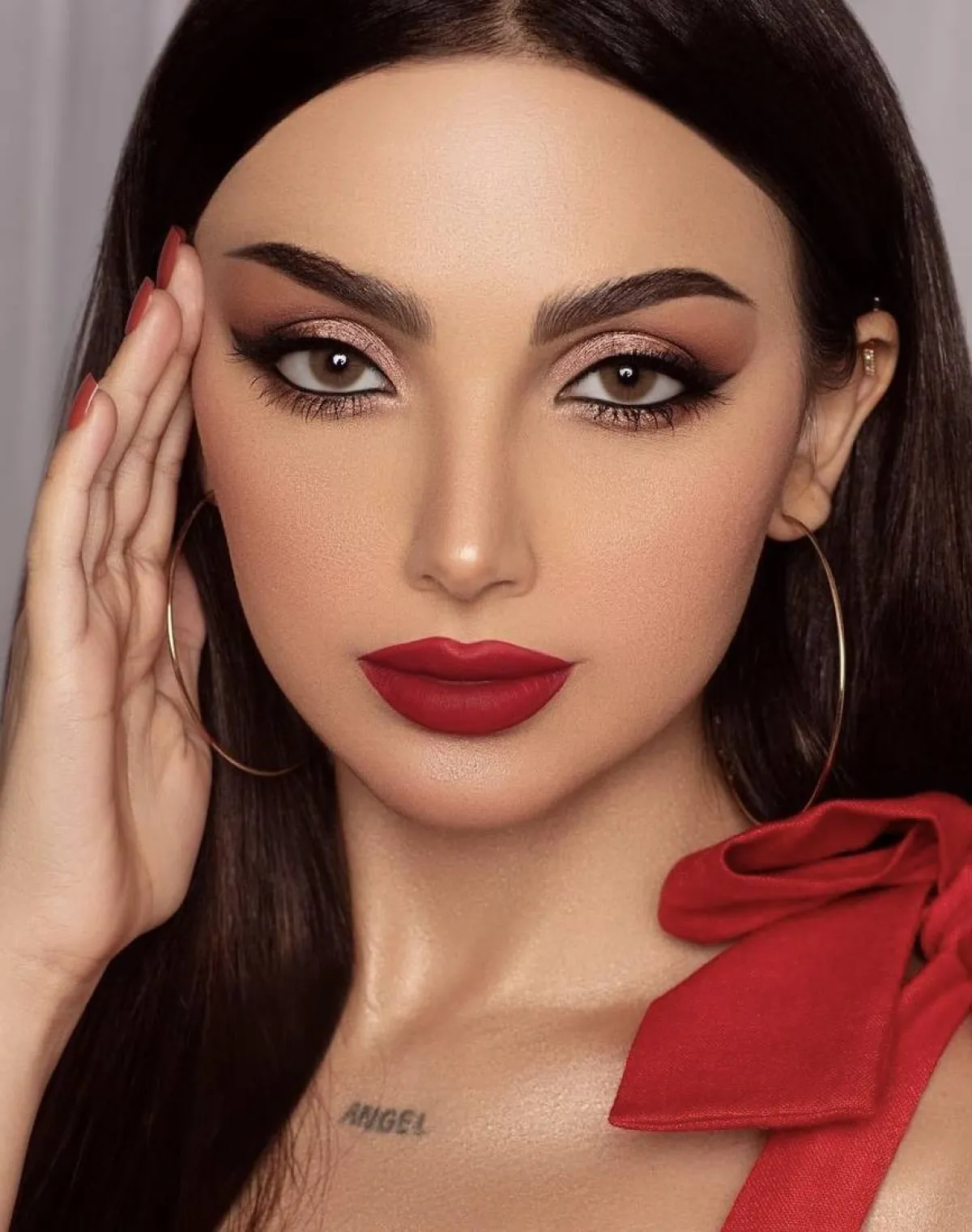مكياج باحمر الشفاة الاحمر