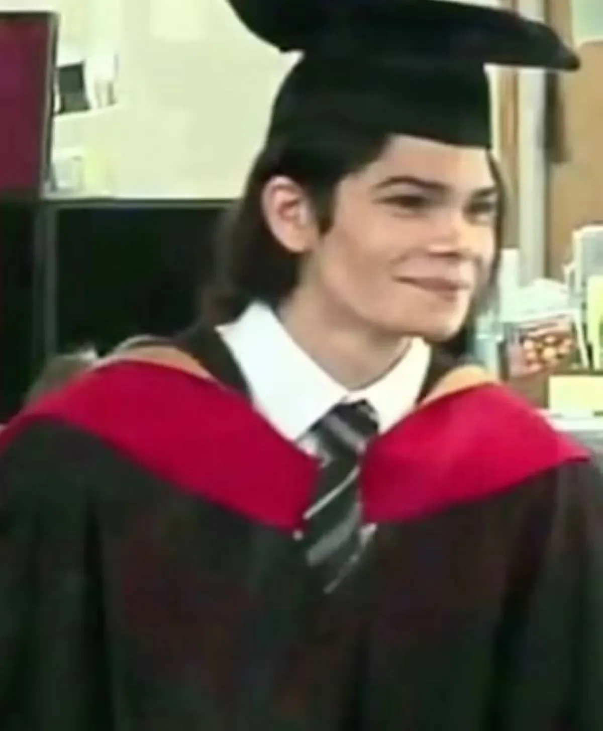 شبيه لمايكل جاكسون يرد على الاتهامات بإجرائه جراحة تجميلية بصور قديمة