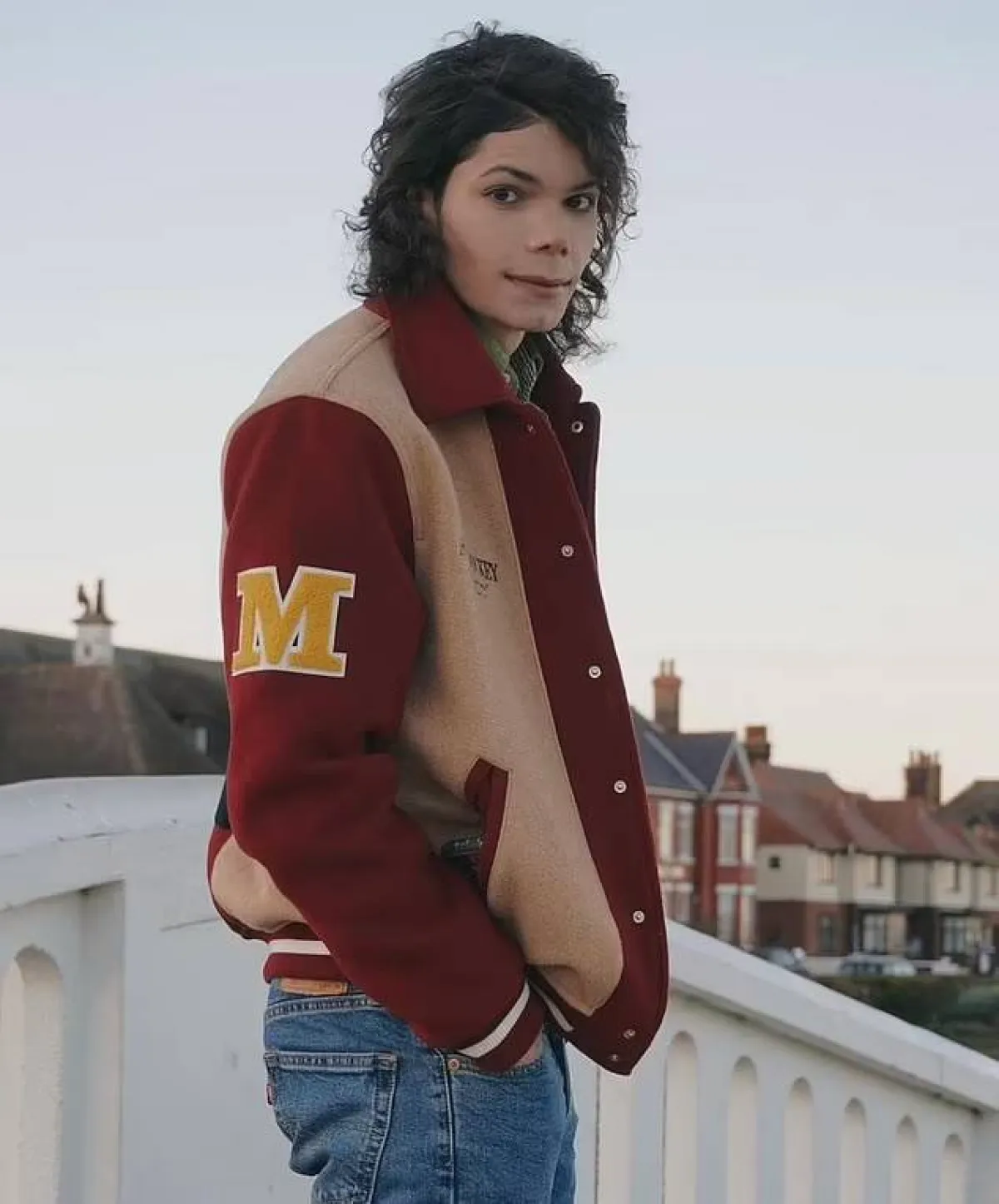 شبيه لمايكل جاكسون يرد على الاتهامات بإجرائه جراحة تجميلية بصور قديمة