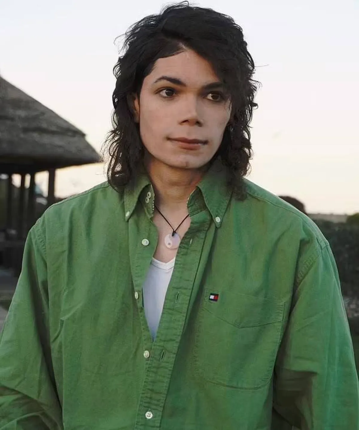 شبيه لمايكل جاكسون يرد على الاتهامات بإجرائه جراحة تجميلية بصور قديمة