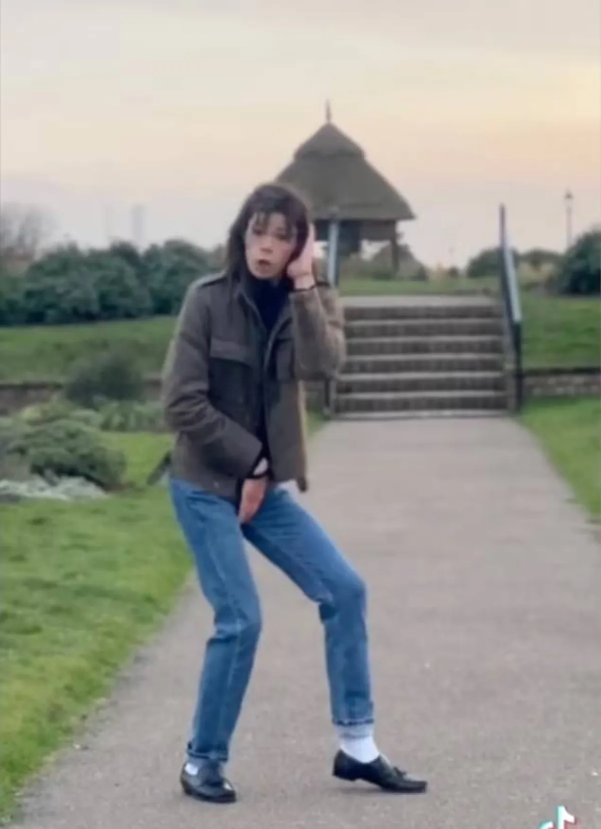 شبيه لمايكل جاكسون يرد على الاتهامات بإجرائه جراحة تجميلية بصور قديمة