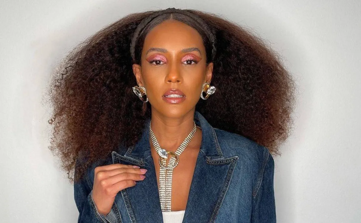 موديلات أقراط غريبة وكبيرة لتنسيقها مع البليزر بأسلوب الجميلات اللاتينيات