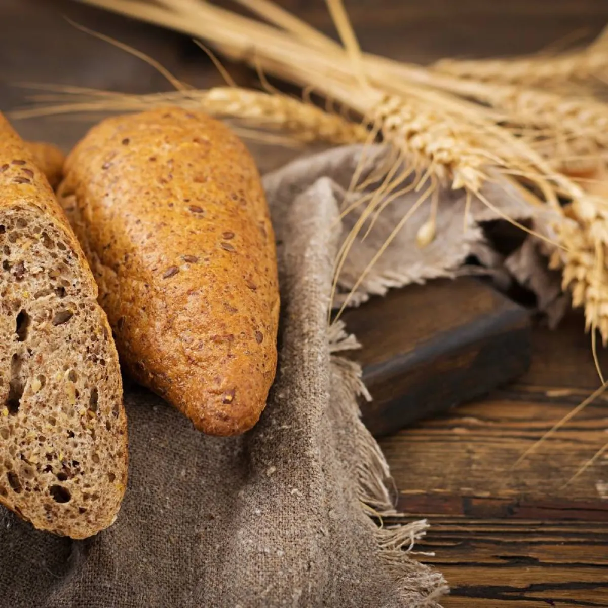 صورة لنبات وخبز مصنوع من الدُّخن