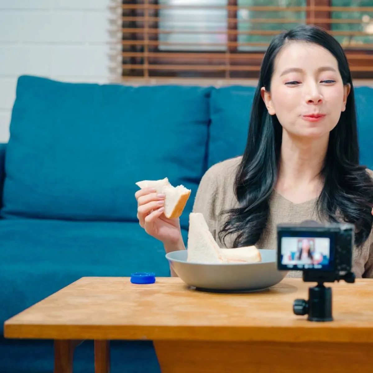 صورة لحامل تتناول خبز الدُّخن