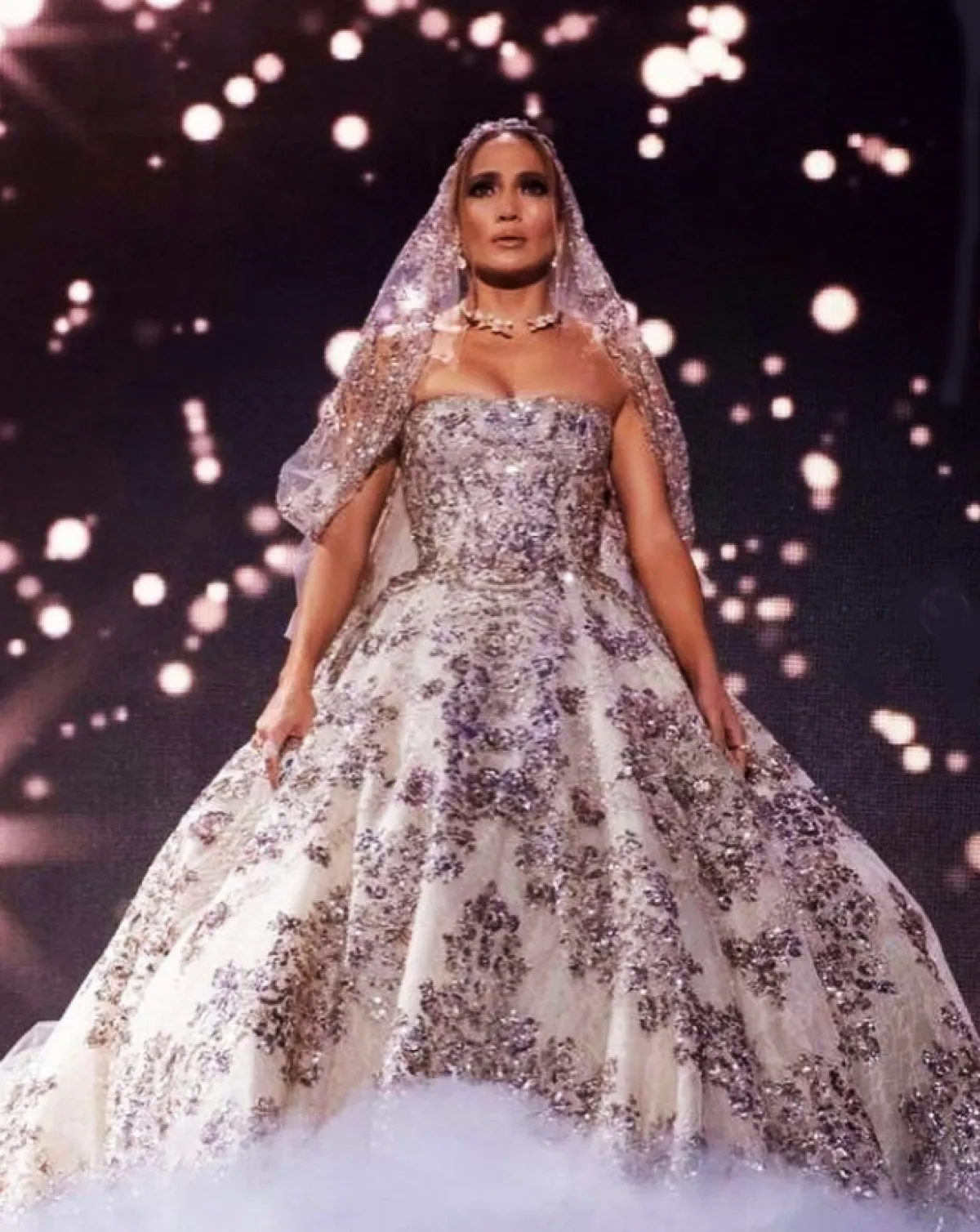 جينيفر لوبيز ترتدي فستان زفاف من زهير مراد