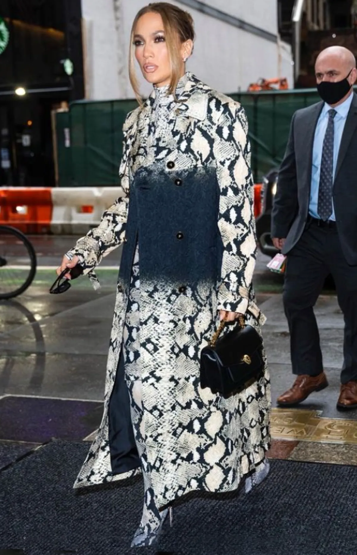 جينيفر لوبيز ترتدي من روبيرتو كافالي