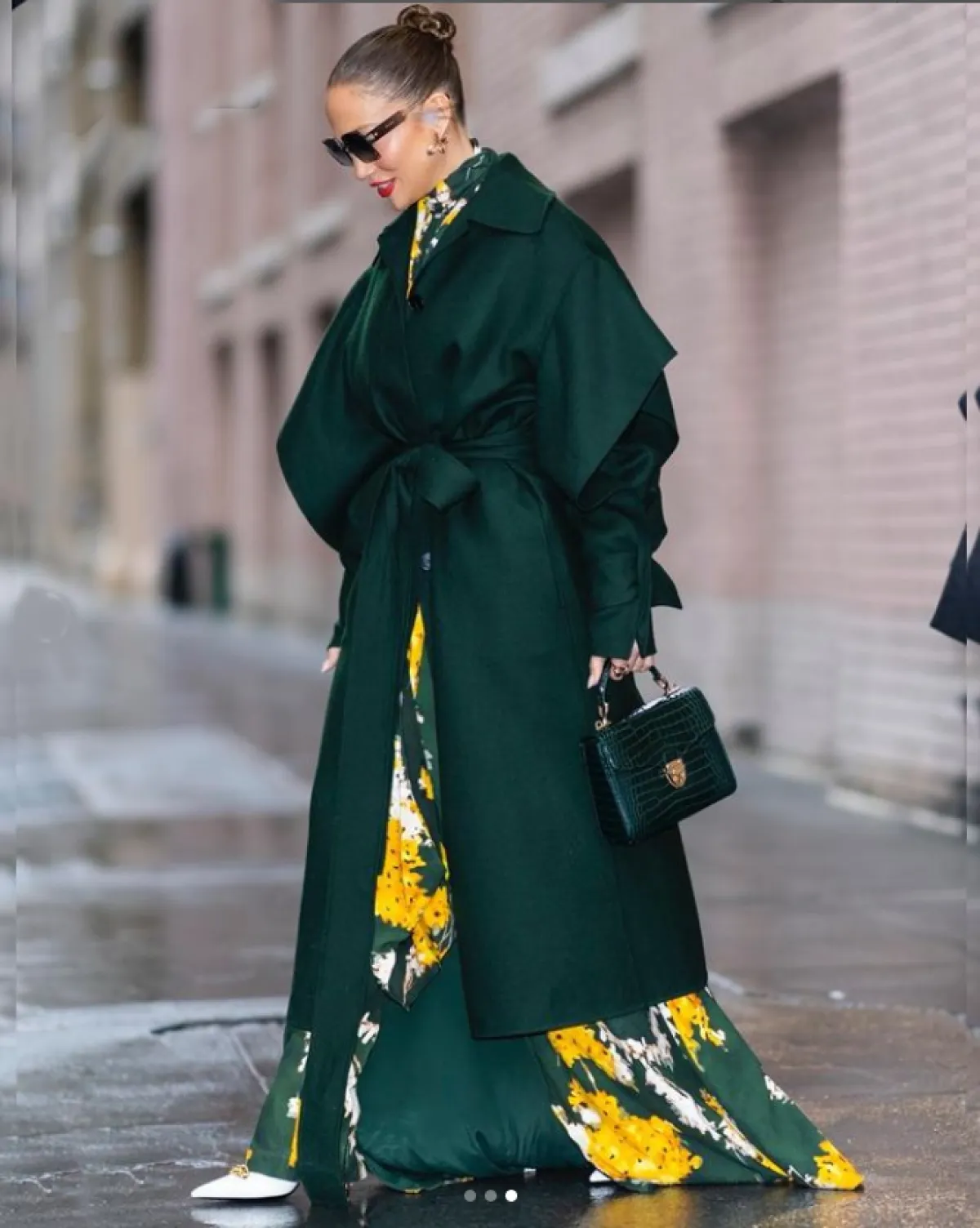 جينيفر لوبيز ترتدي من دلكور