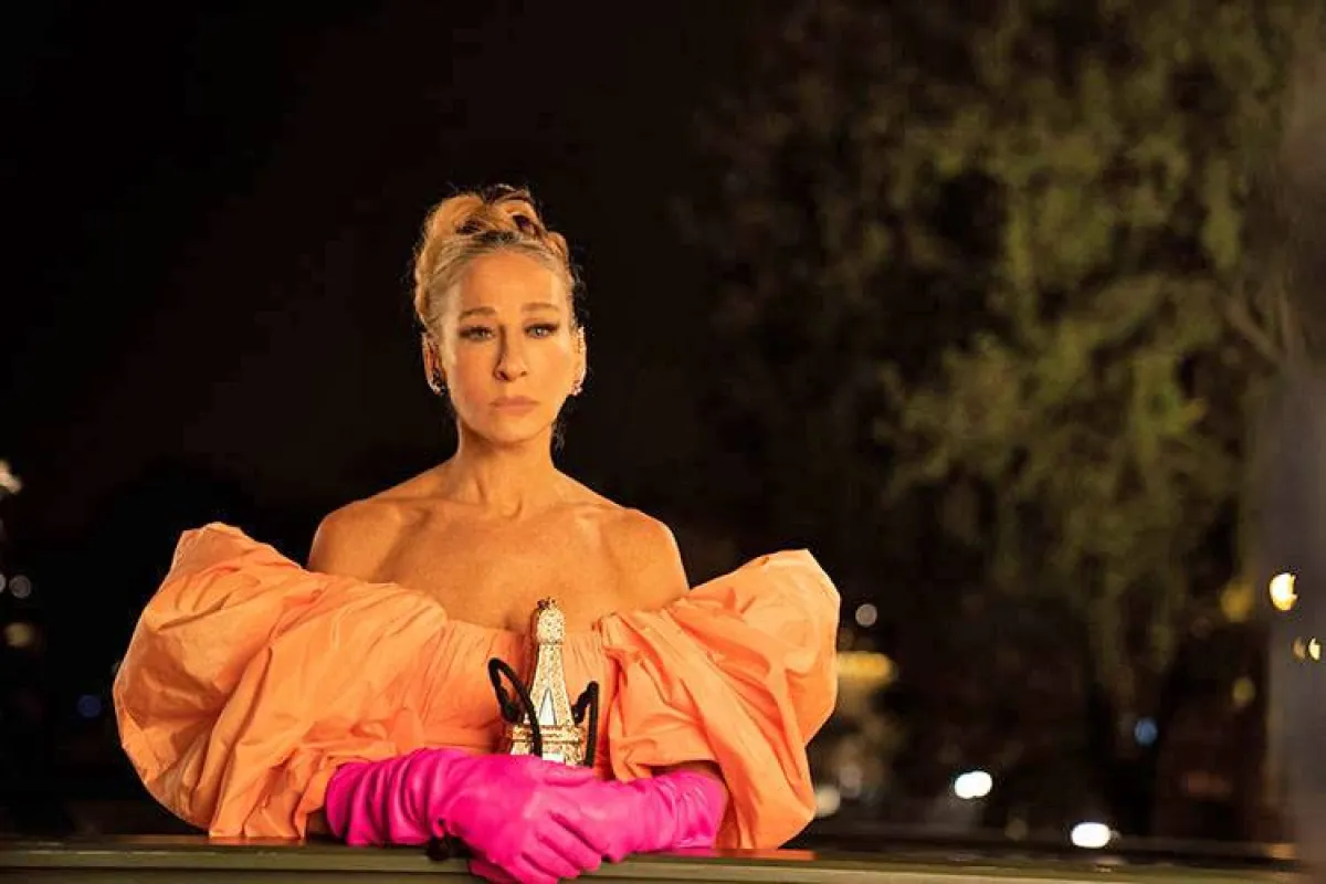 سارة جيسيكا باركر تحمل حقيبة تجسد برج إيفل الفرنسي