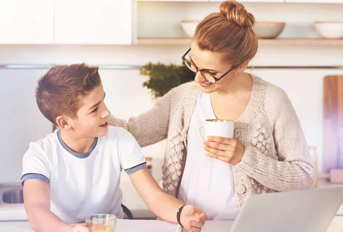 صورة لأم تتحدث مع طفلها