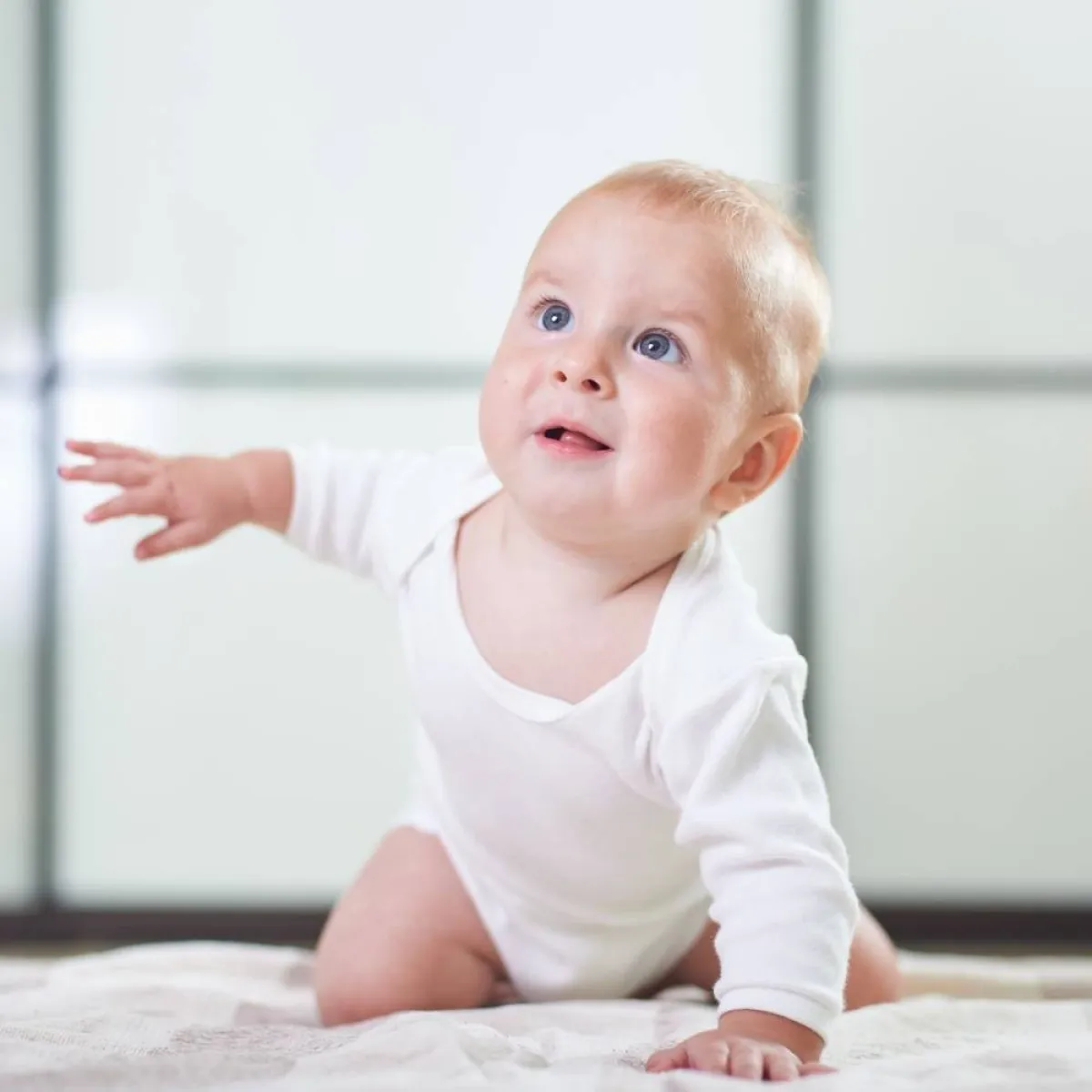 صورة لطفل صغير يحاول المشي