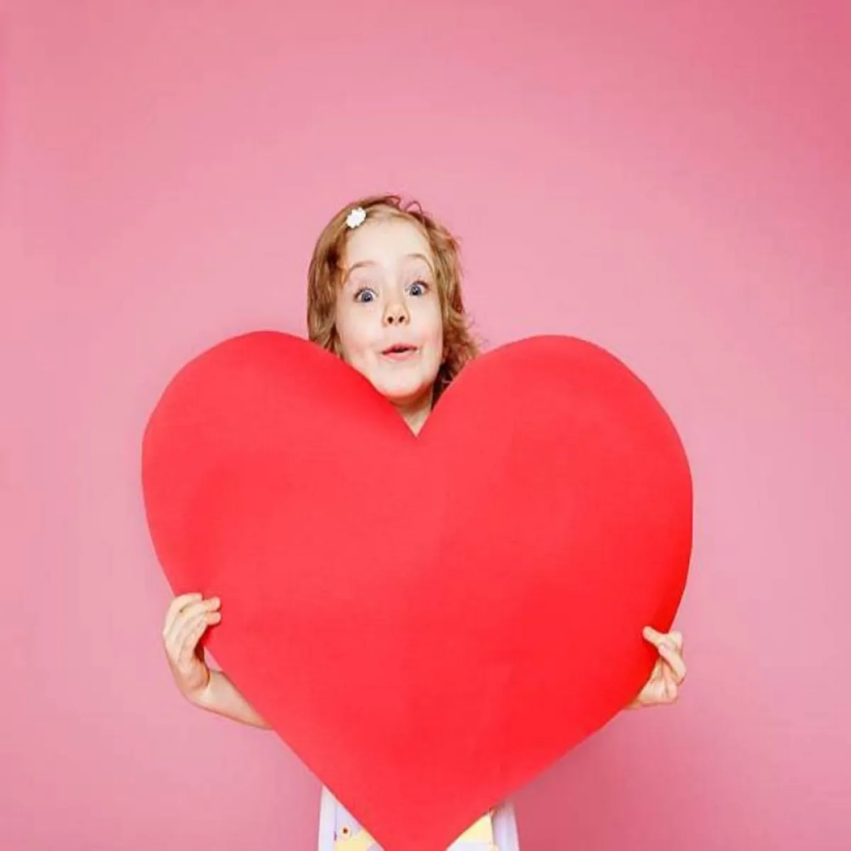 صورة لطفلة تحمل قلب