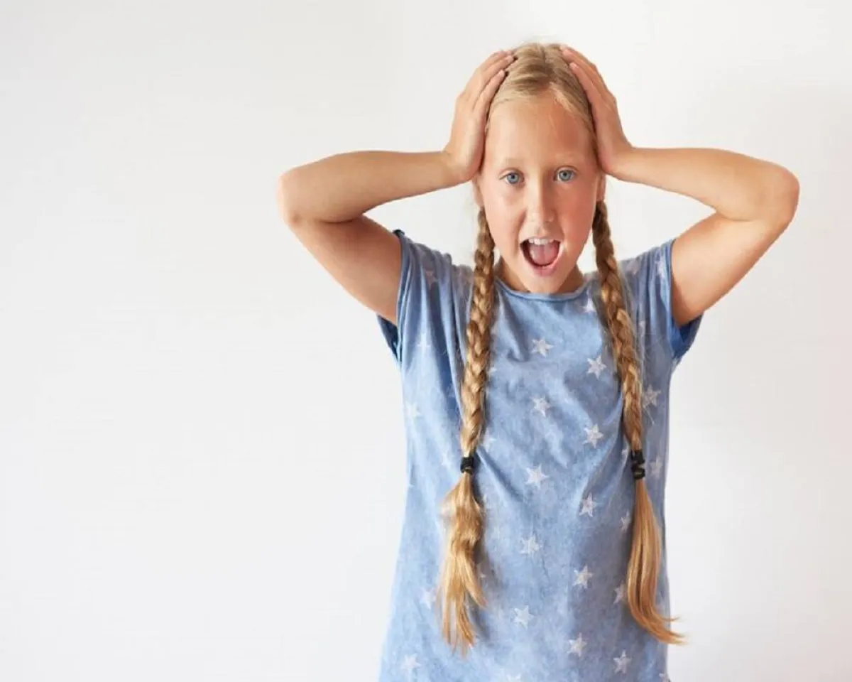 صورة لطفلة ذات ضفائر 