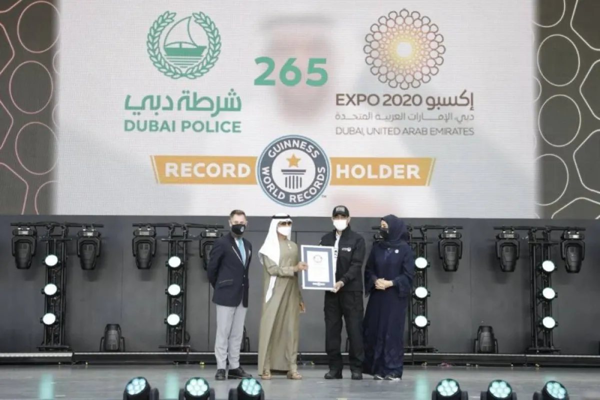 تمثل في أكبر عدد من الأشخاص شاركوا في أطول سلسلة مقاطع فيديو بمختلف اللغات العالمية. الصورة من "وام"