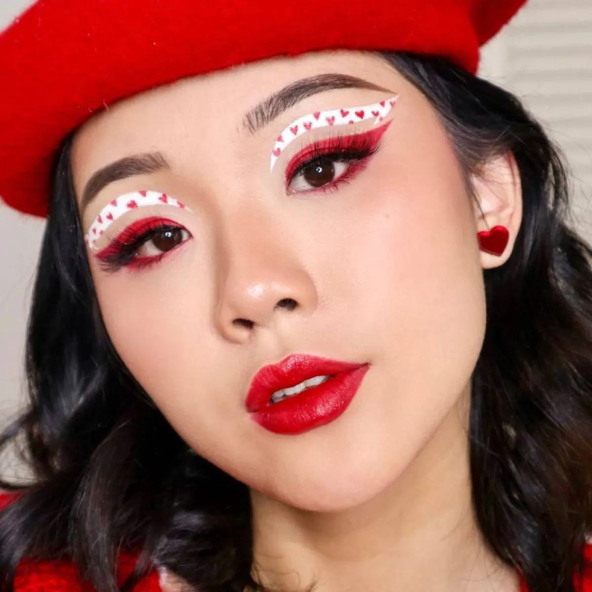 مكياج عيون أحمر وأبيض جريء ليوم الحب