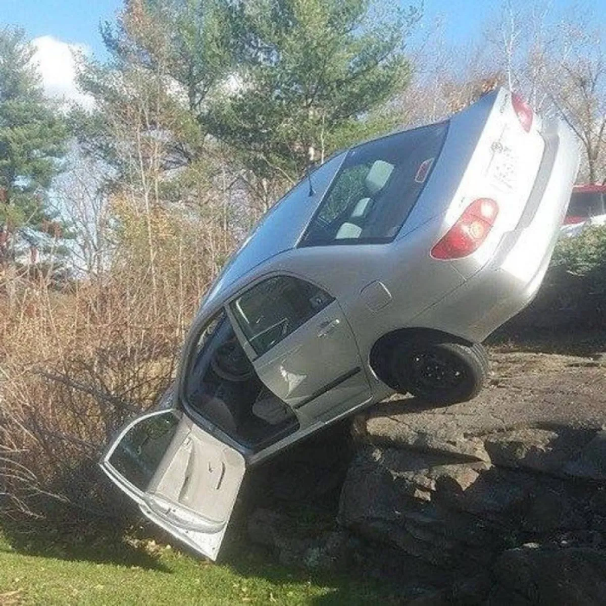 صورة سيارة تسقط