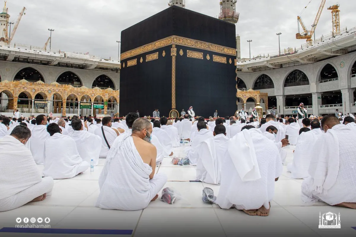 المصلون حول الكعبة