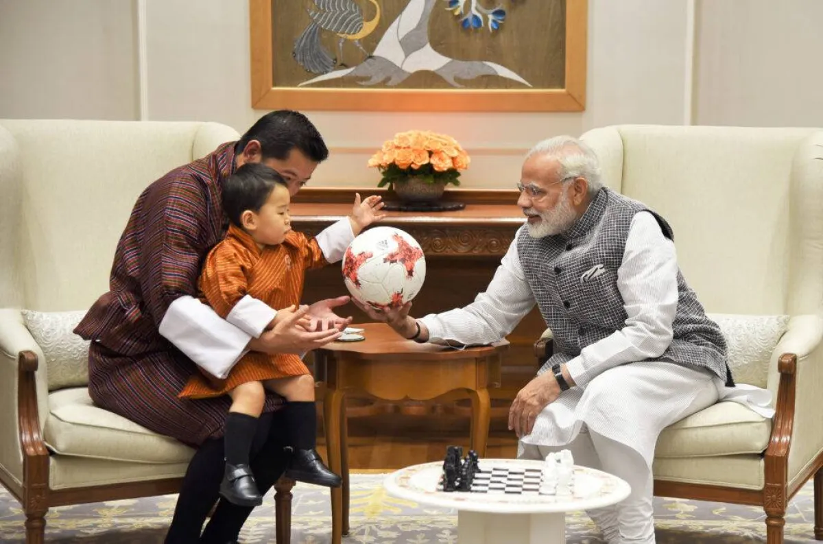 ولي العهد جيغمي نامجيل  مع والده ملك بوتان أثناء زيارة الهند- الصورة من موقع Royal Central