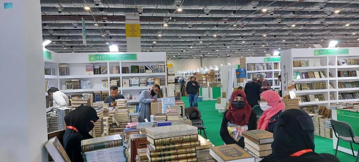 زوار معرض القاهرة للكتاب يؤكدون أهمية دور النشر السعودية في نشر الثقافة العربية والإسلامية. الصورة من "وام"