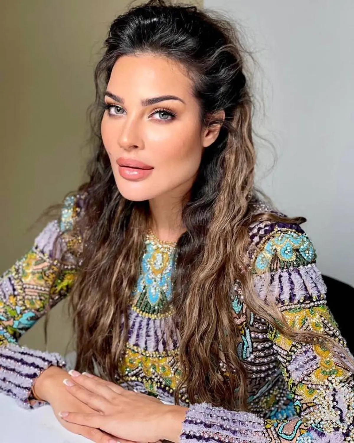 تسريحة لبنانية للشعر الطويل من نادين نجيم