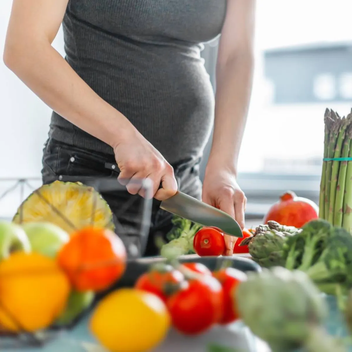 صورة لحامل تعد غذاءها الصحي