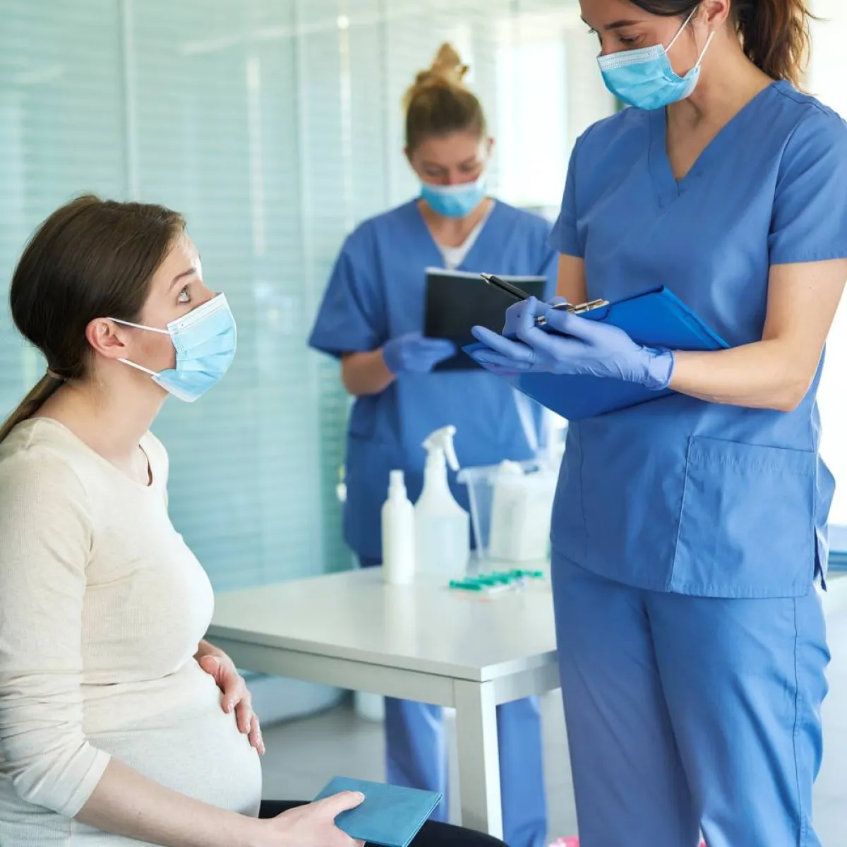 صورة لحامل وطبيبة