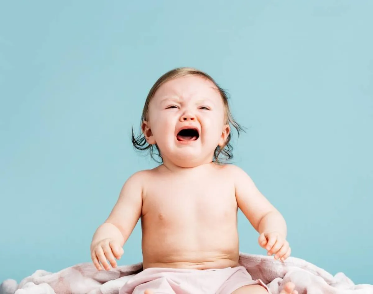 صورة لطفل رضيع يبكي لأسباب نفسية مثل حاجته لأمه