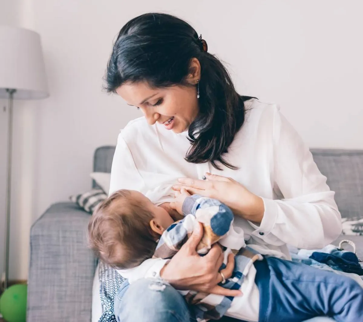 صورة لأم ترضع طفلها