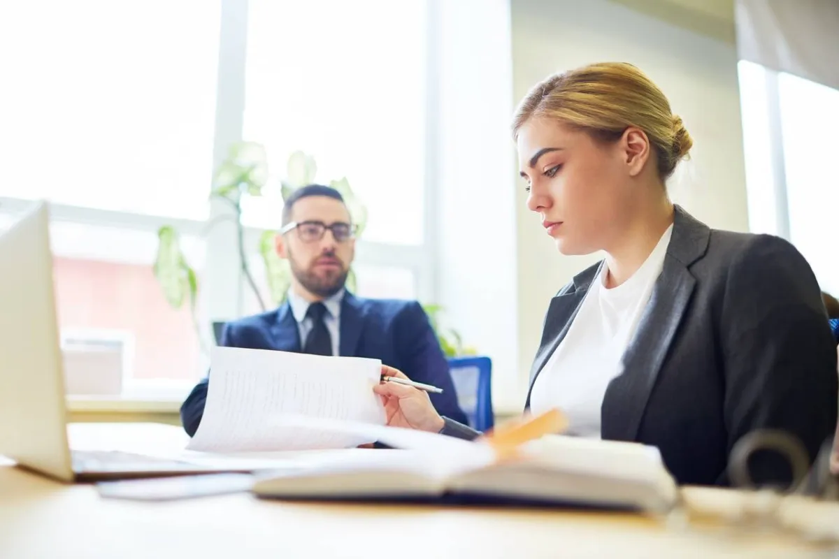 صورة لامرأة في العمل