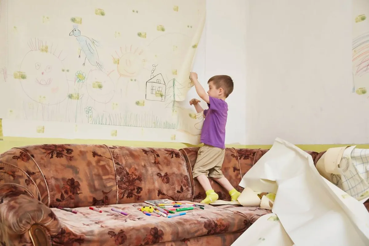 صورة لطفل لا يدرك تصرفاته