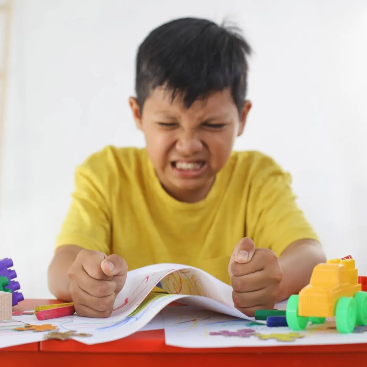 صورة لطفل غاضب وثائر