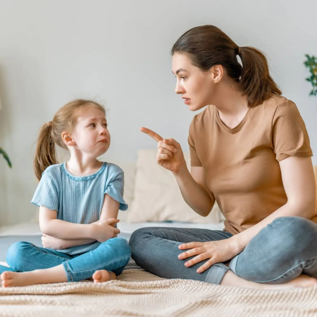 صورة لأم تؤنب طفلتها