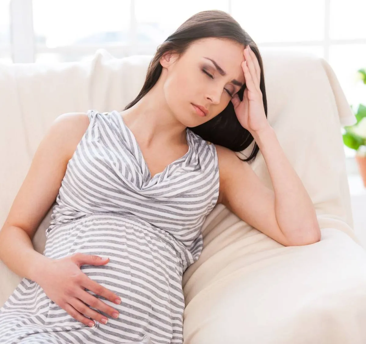 صورة لحامل تشعر بالغثيان