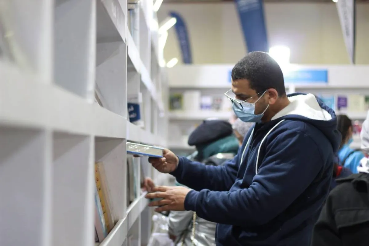 صورة شخص يبحث عن كتاب 