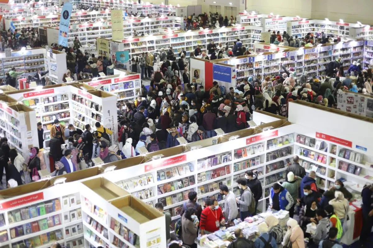 حشد كبير داخل معرض القاهرة الدولي للكتاب