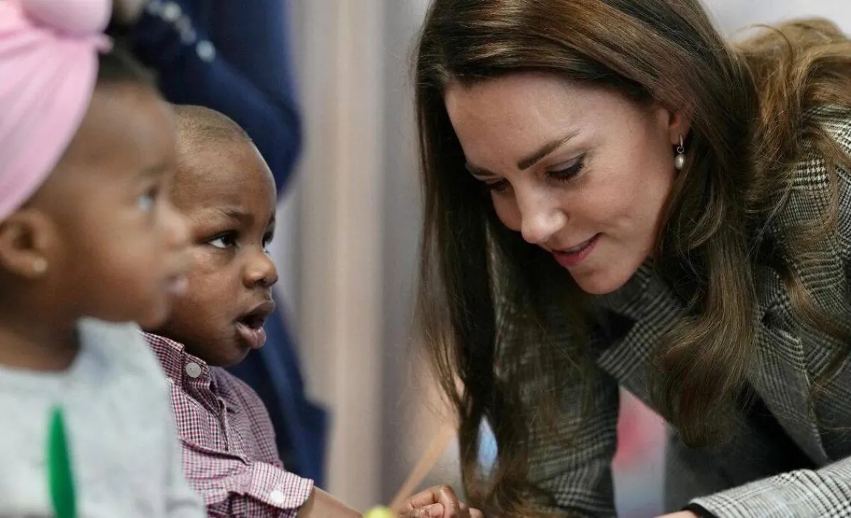 كيت ميدلتون مع الأطفال أثناء الزيارة- الصورة من موقع Europe Royals