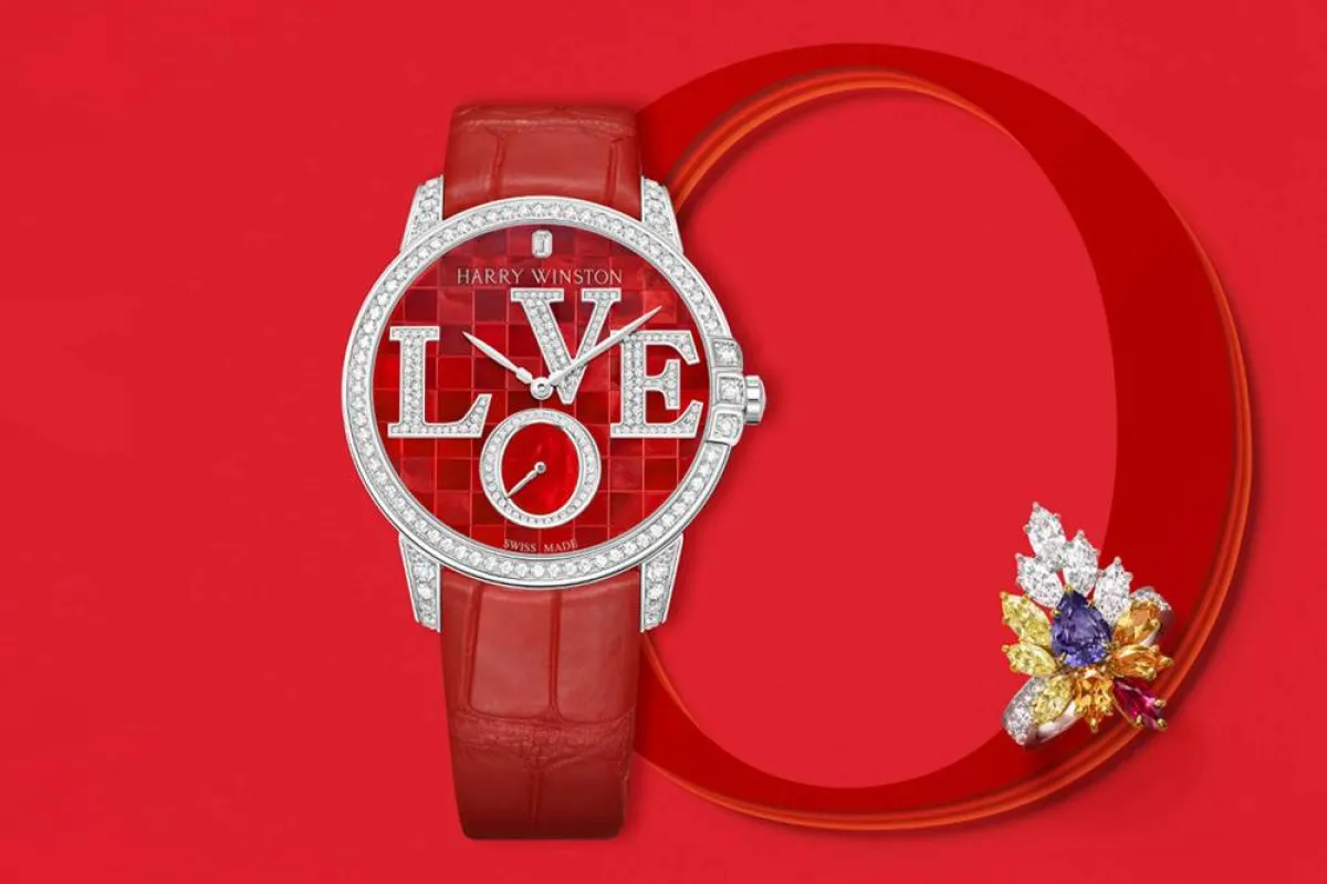 ساعات باللون الأحمر