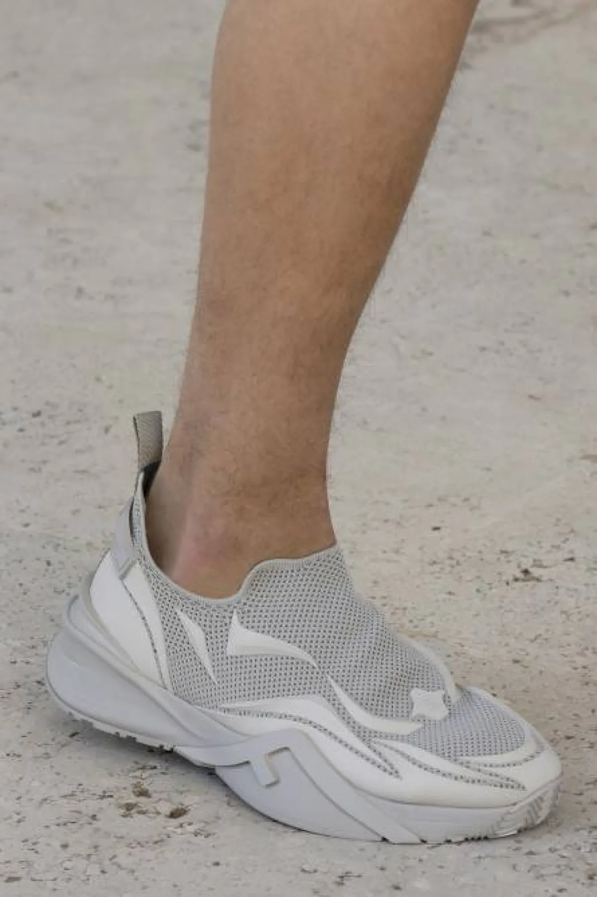 حذاء رياضي باللونين الأوف وايت والرمادي الباستيل من فندي Fendi